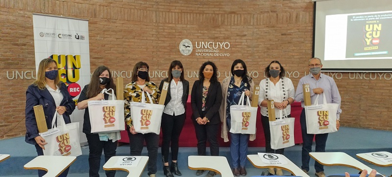 imagen El programa UNCUYO REC entregó herramientas tecnológicas a las escuelas secundarias de la Universidad