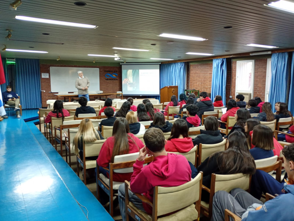 imagen Estudiantes de 4to. año visitaron las instalaciones del IANIGLA – CONICET