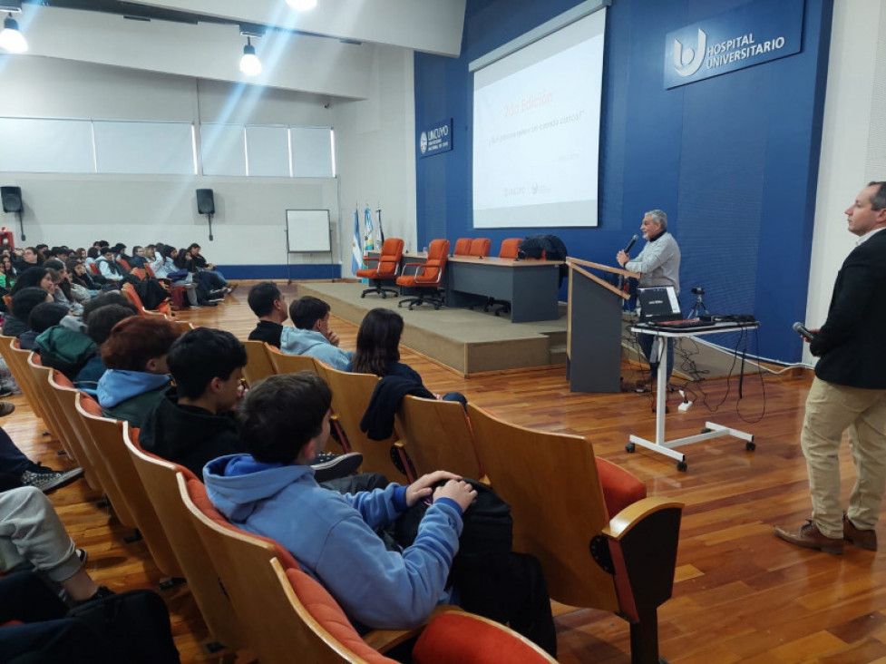 imagen Estudiantes del DAD reflexionaron sobre su futuro junto a Francisco Velázquez en una jornada sobre crecimiento personal en el Hospital Universitario