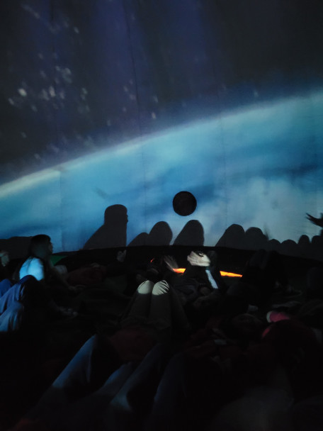 imagen Estudiantes de primer año participaron en una actividad de un planetario domo 360