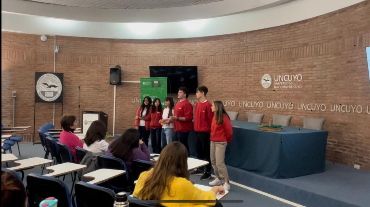 imagen Estudiantes del DAD participaron en el mes del ambiente del "Encuentro de iniciativas ambientales de Colegios Preuniversitarios UNCUYO" organizado por el ICA