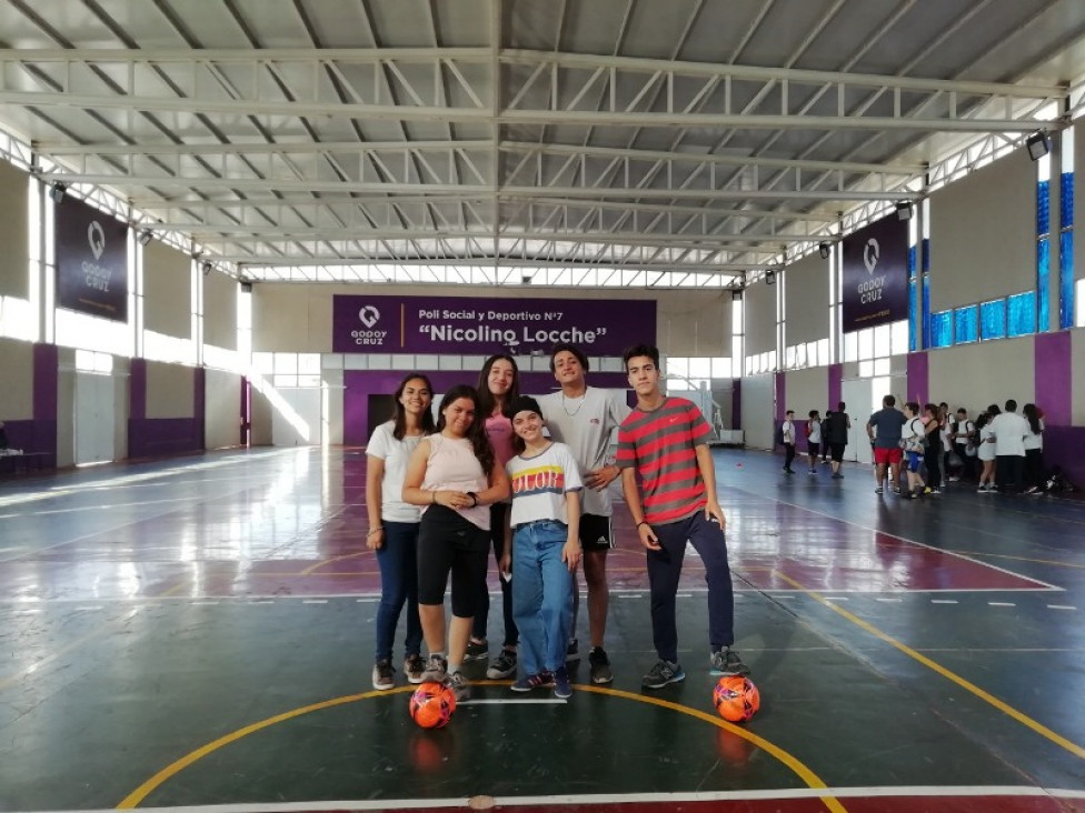 imagen Proyecto "comUNIDADes". Estudiantes de 4° año participaron en un encuentro recreativo y deportivo. 