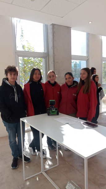 imagen Estudiantes del DAD en el Poloc TIC, rescatando a Floor-e