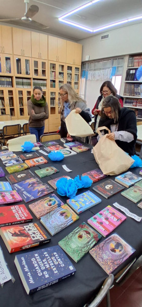 imagen La universidad entregó libros adquiridos en la Feria del Libro de Buenos Aires a nuestra biblioteca