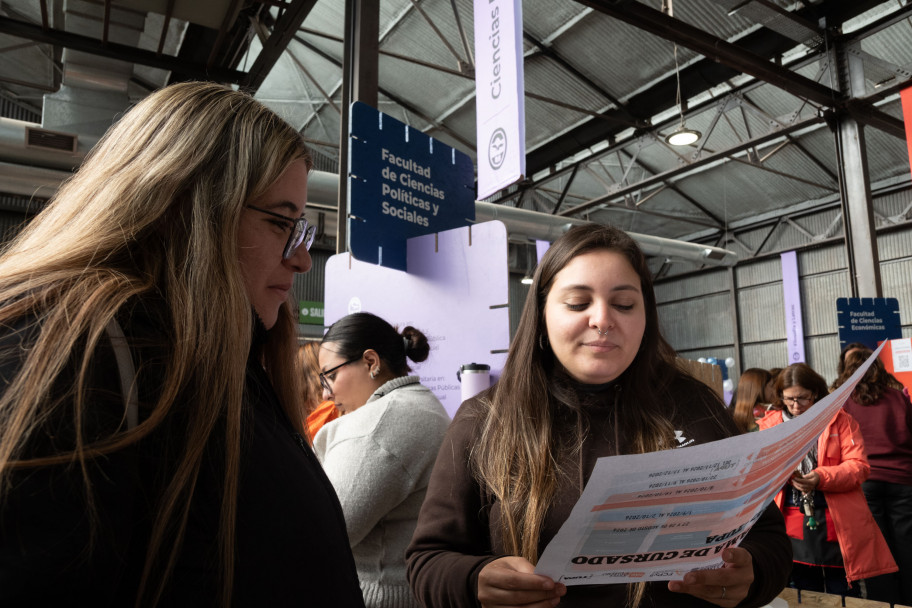 imagen Miles de jóvenes recorren la Expo Educativa en su primer día
