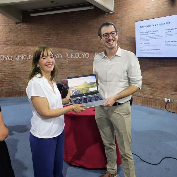 imagen Las bibliotecas de la UNCUYO suman 70 notebooks donadas por PwC Argentina. La biblioteca del DAD recibió dos.
