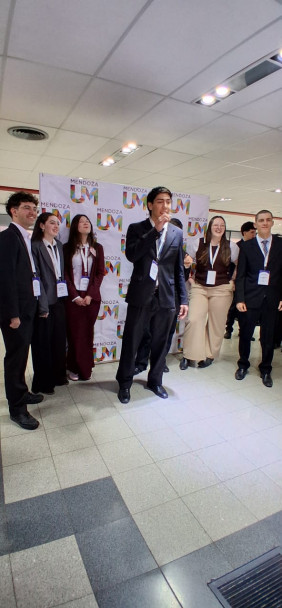 imagen Estudiantes de la escuela participaron del Modelo de Naciones Unidas "Uniendo Metas: Jóvenes para el futuro"