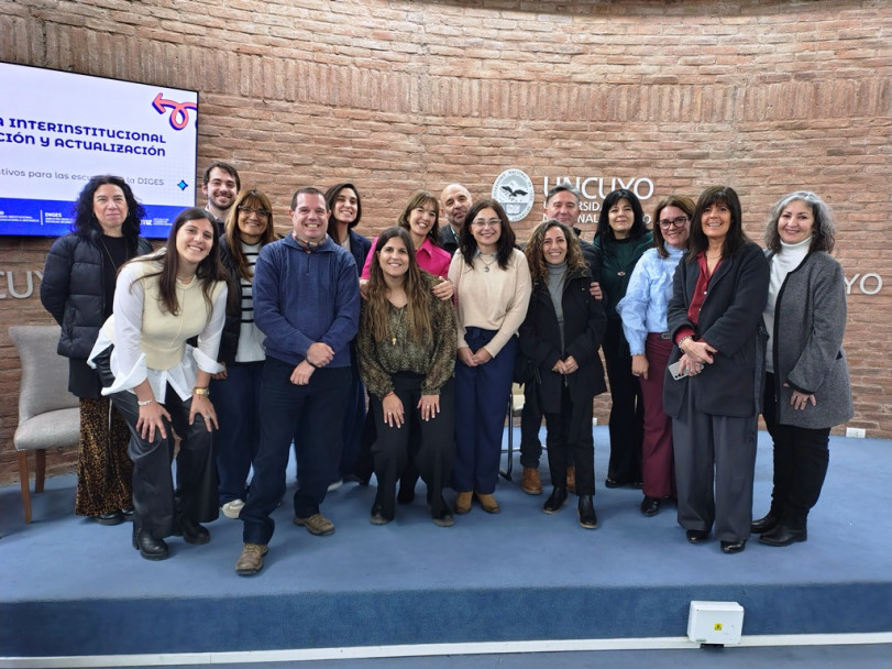 imagen Parte del equipo docente y tutores responsables de la iniciativa en el cierre del encuentro.