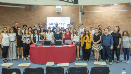 imagen Las bibliotecas de la UNCUYO suman 70 notebooks donadas por PwC Argentina. La biblioteca del DAD recibió dos.