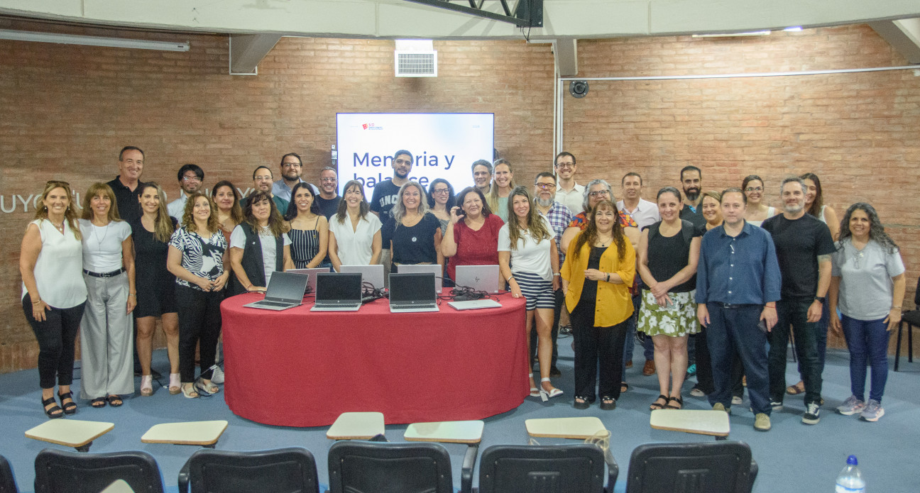 imagen Las bibliotecas de la UNCUYO suman 70 notebooks donadas por PwC Argentina. La biblioteca del DAD recibió dos.