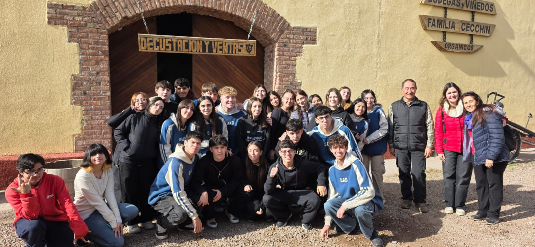 imagen Aprender Ecología y Biodiversidad con los pies en la Tierra" : Estudiantes de 5to Año visitaron la Olívicola Laur y Bodega Familia Cecchin