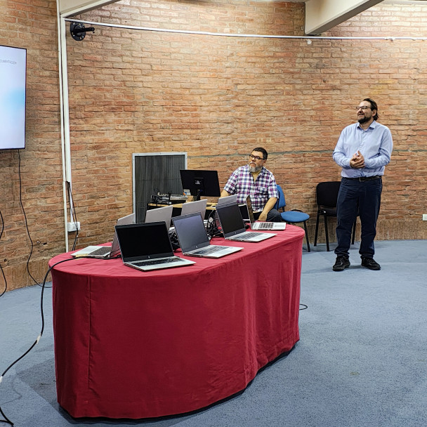 imagen Las bibliotecas de la UNCUYO suman 70 notebooks donadas por PwC Argentina. La biblioteca del DAD recibió dos.