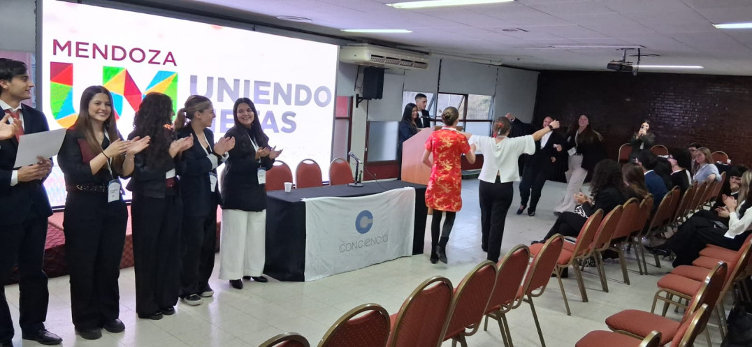 imagen Estudiantes de la escuela participaron del Modelo de Naciones Unidas "Uniendo Metas: Jóvenes para el futuro"