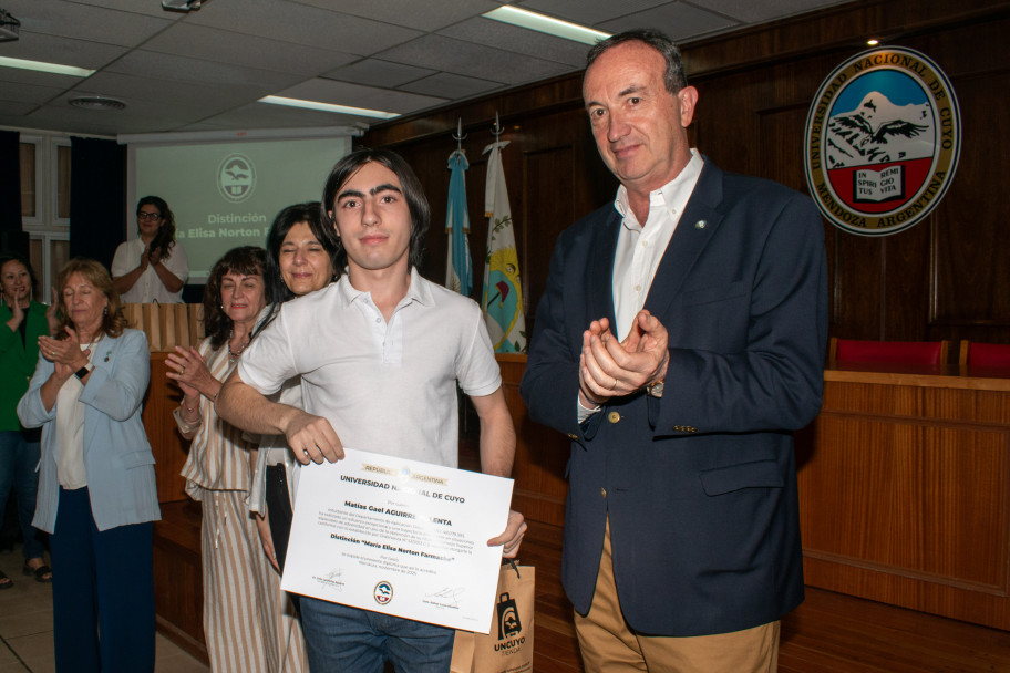 imagen Estudiantes y graduados de la UNCUYO recibieron la distinción Farmache