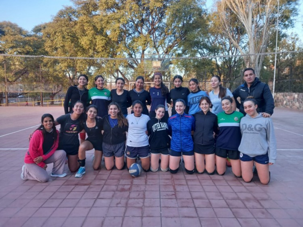 imagen Se realizó un encuentro amistoso entre los equipos de vóley femenino del Martín Zapata y el DAD