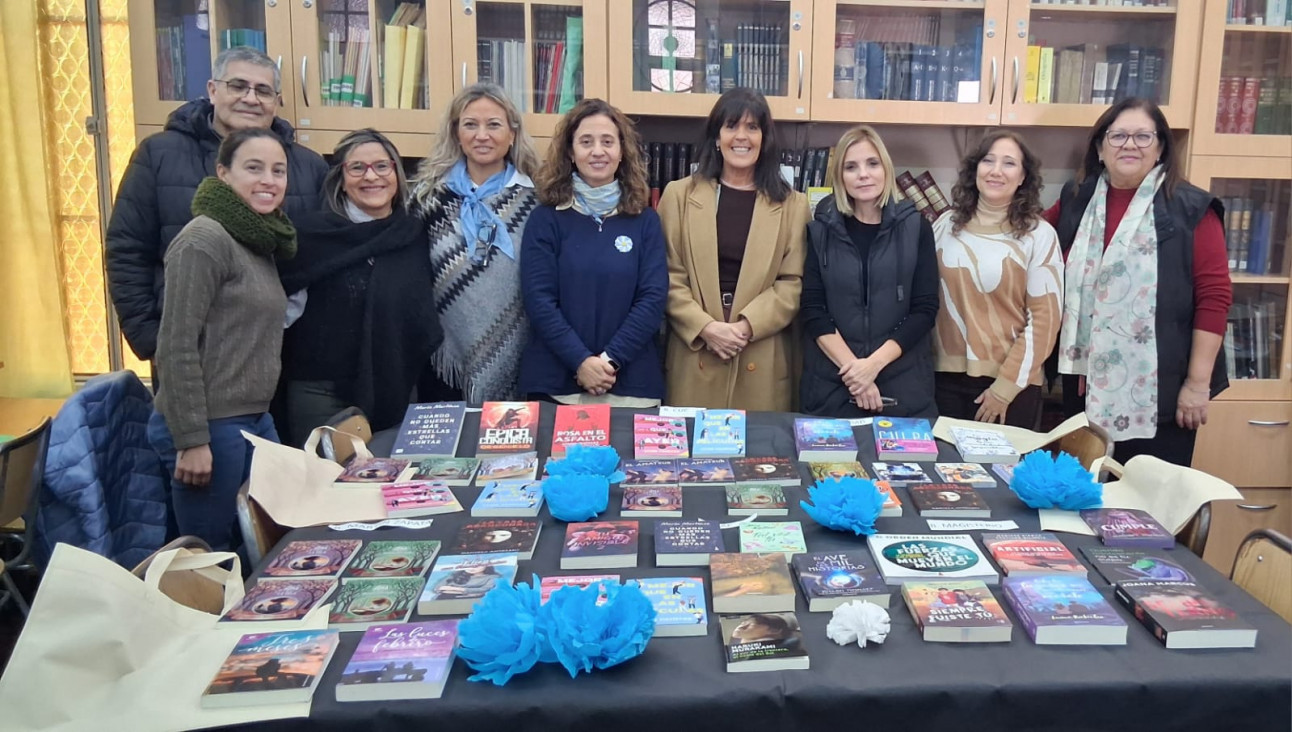 imagen La universidad entregó libros adquiridos en la Feria del Libro de Buenos Aires a nuestra biblioteca