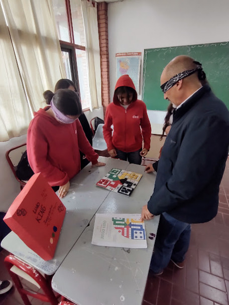 imagen Estudiantes de segundo año realizaron una muestra del Proyecto "Juegos didácticos de mesa incluyendo a personas ciegas o con visión disminuida"