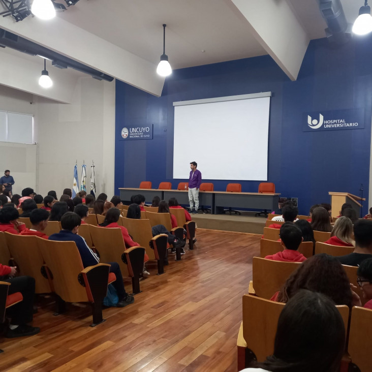 imagen Estudiantes de la escuela estuvieron en el Hospital Universitario en una charla explicativa sobre métodos anticonceptivos.