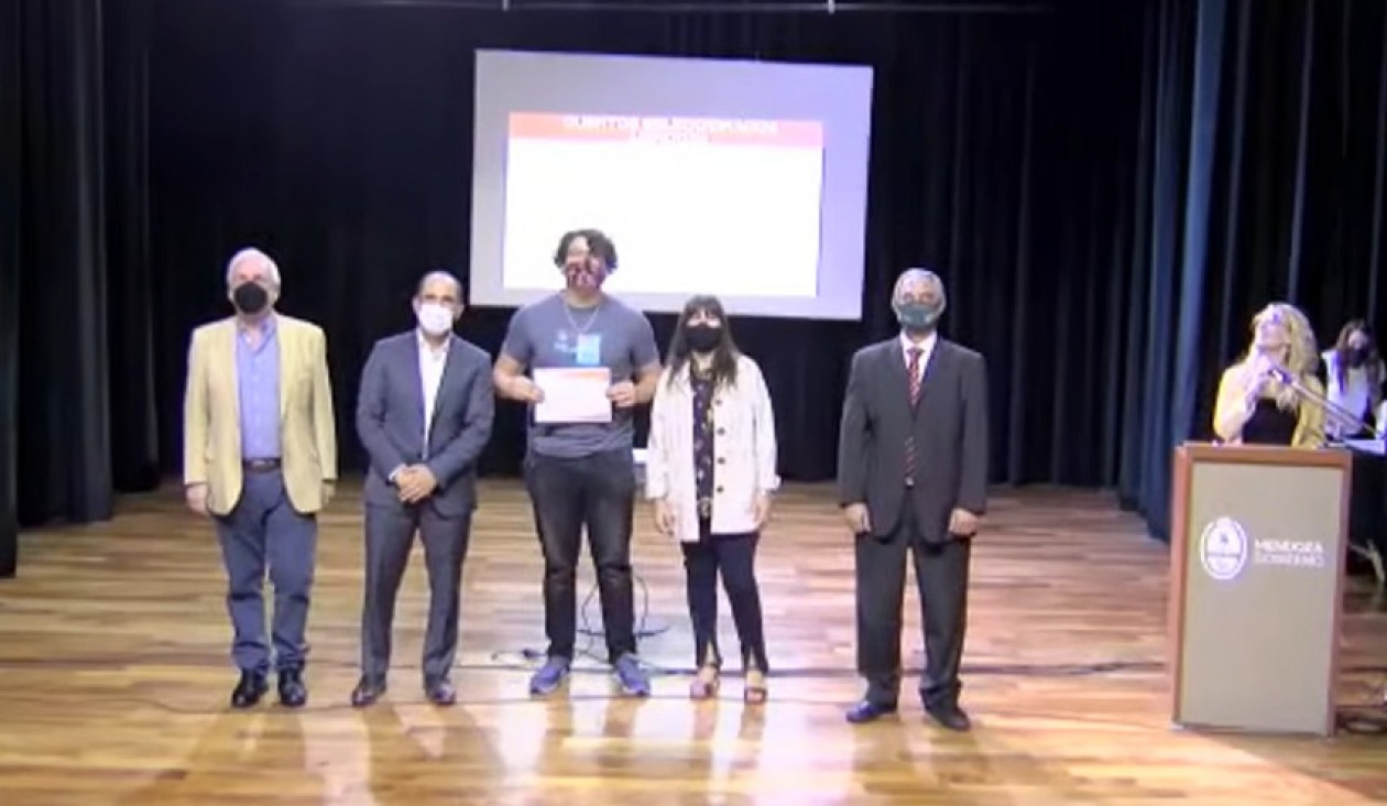 imagen El estudiante Martin Ortiz del Departamento de Aplicación Docente de 5° 1° recibió un premio por su cuento "Conexión"