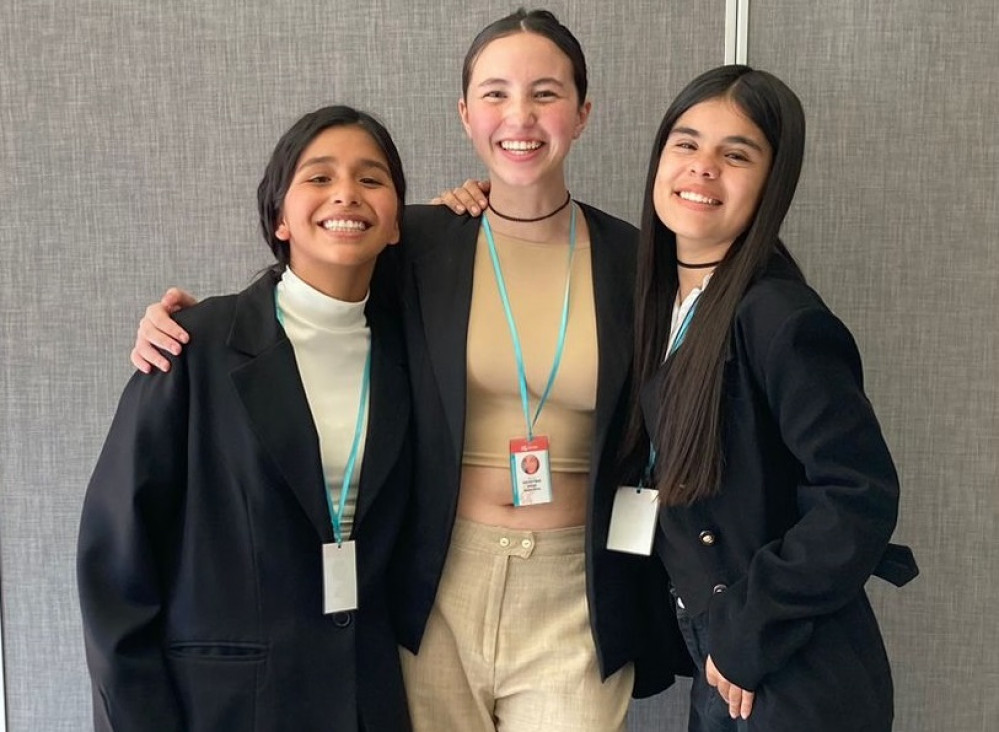 imagen Una estudiante del DAD junto a dos del CUC, ganaron las Olimpiadas de Debate organizadas por OAJNU