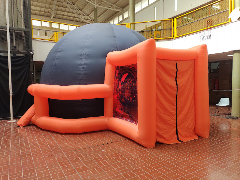 imagen Estudiantes de primer año participaron en una actividad de un planetario domo 360