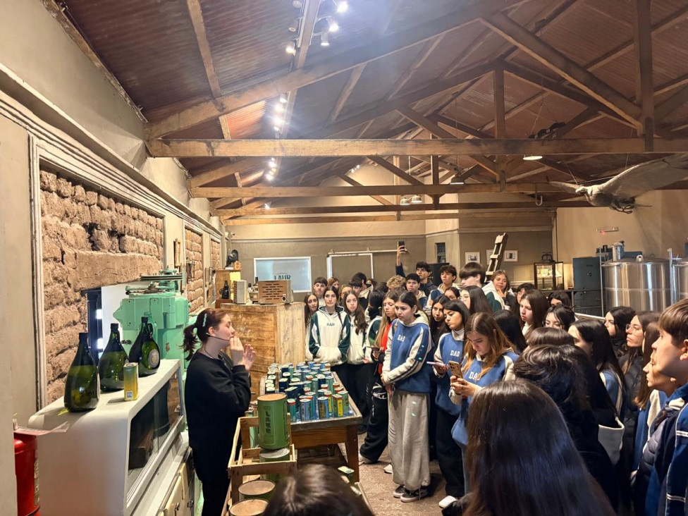 imagen Aprender Ecología y Biodiversidad con los pies en la Tierra" : Estudiantes de 5to Año visitaron la Olívicola Laur y Bodega Familia Cecchin