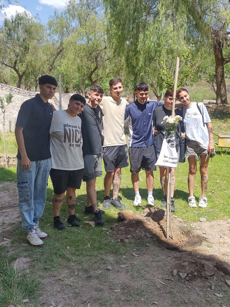 imagen Plantaron árboles en conmemoración de estudiantes que pasaron por nuestra escuela.