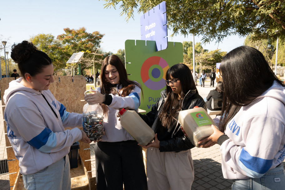 imagen Miles de jóvenes recorren la Expo Educativa en su primer día