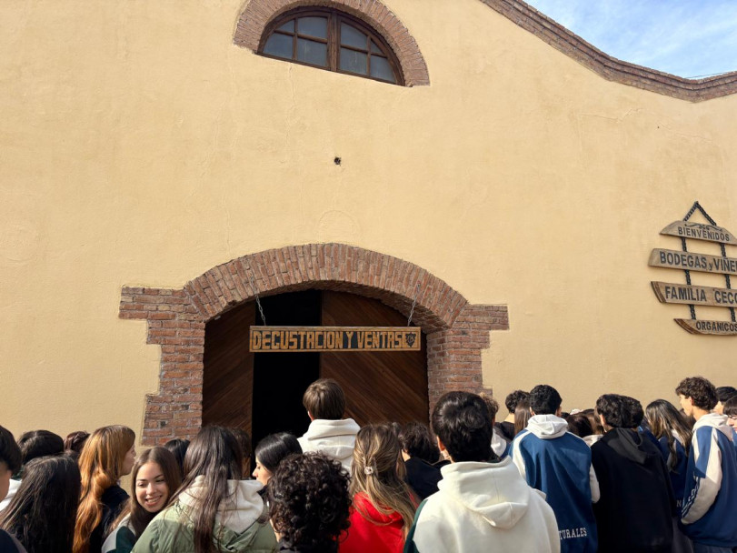 imagen Aprender Ecología y Biodiversidad con los pies en la Tierra" : Estudiantes de 5to Año visitaron la Olívicola Laur y Bodega Familia Cecchin