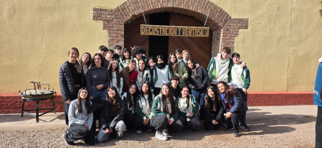 imagen Aprender Ecología y Biodiversidad con los pies en la Tierra" : Estudiantes de 5to Año visitaron la Olívicola Laur y Bodega Familia Cecchin