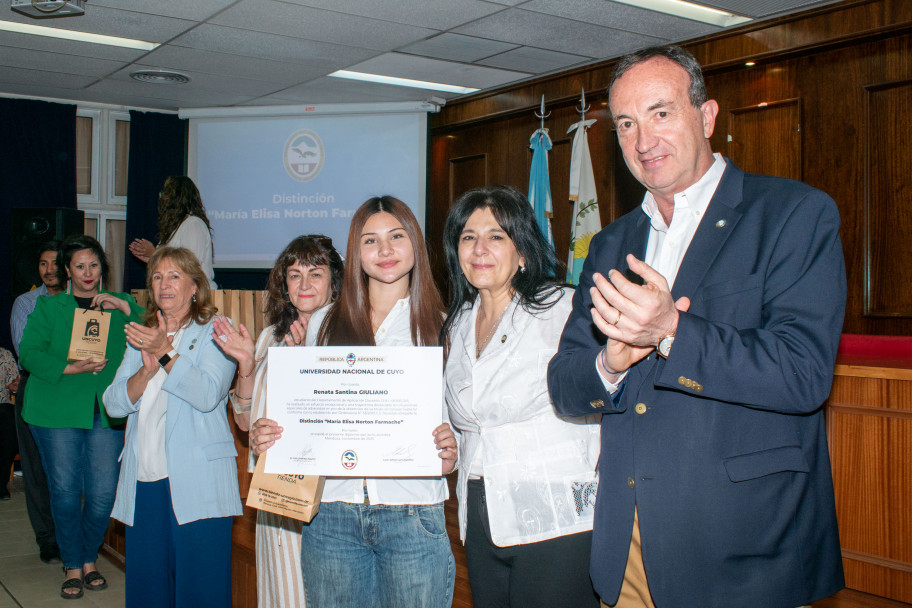 imagen Estudiantes y graduados de la UNCUYO recibieron la distinción Farmache