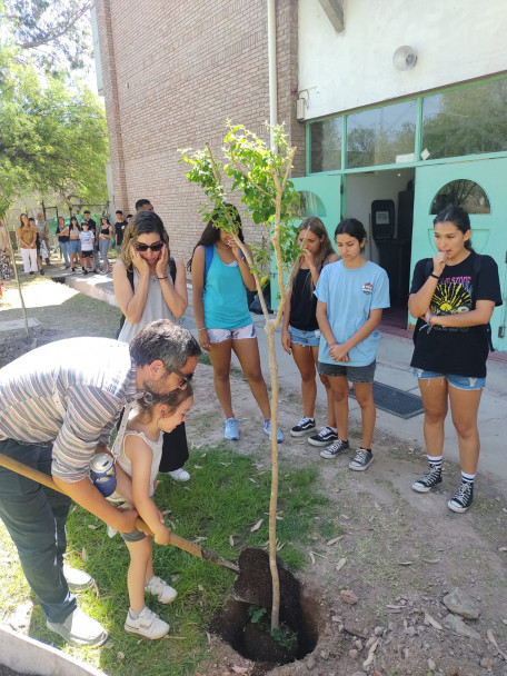 imagen Plantaron árboles en conmemoración de estudiantes que pasaron por nuestra escuela.