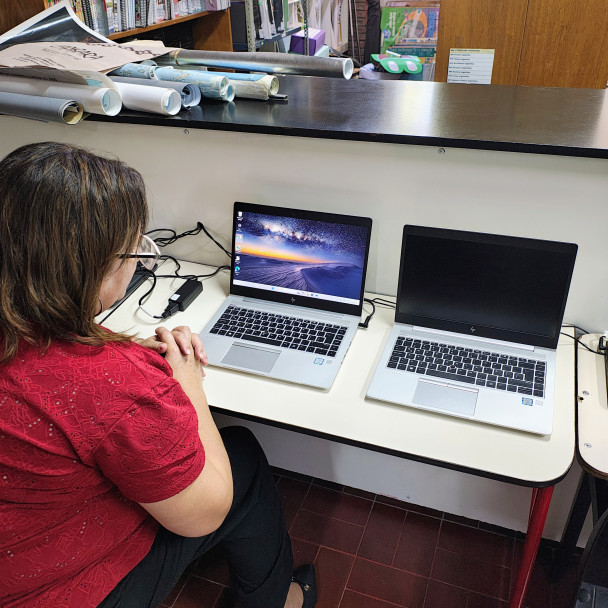 imagen Las bibliotecas de la UNCUYO suman 70 notebooks donadas por PwC Argentina. La biblioteca del DAD recibió dos.