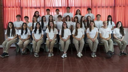 imagen Fotos formales e informales de 5tos. años 2025 en el SUM de PB