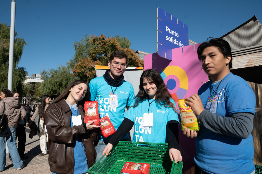 imagen Miles de jóvenes recorren la Expo Educativa en su primer día