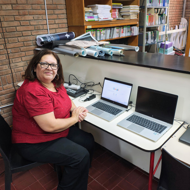 imagen Las bibliotecas de la UNCUYO suman 70 notebooks donadas por PwC Argentina. La biblioteca del DAD recibió dos.