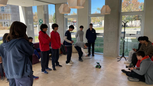 imagen Estudiantes del DAD en el Poloc TIC, rescatando a Floor-e