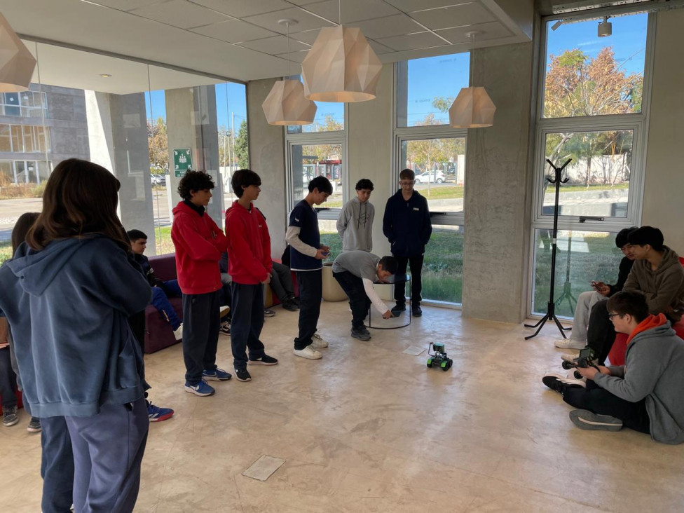 imagen Estudiantes del DAD en el Poloc TIC, rescatando a Floor-e