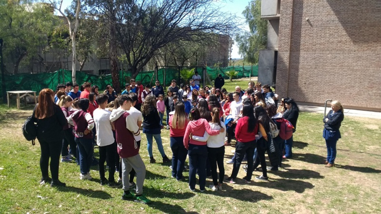 imagen Alumnos de 5º año plantaron un árbol recordando a una de sus compañeras