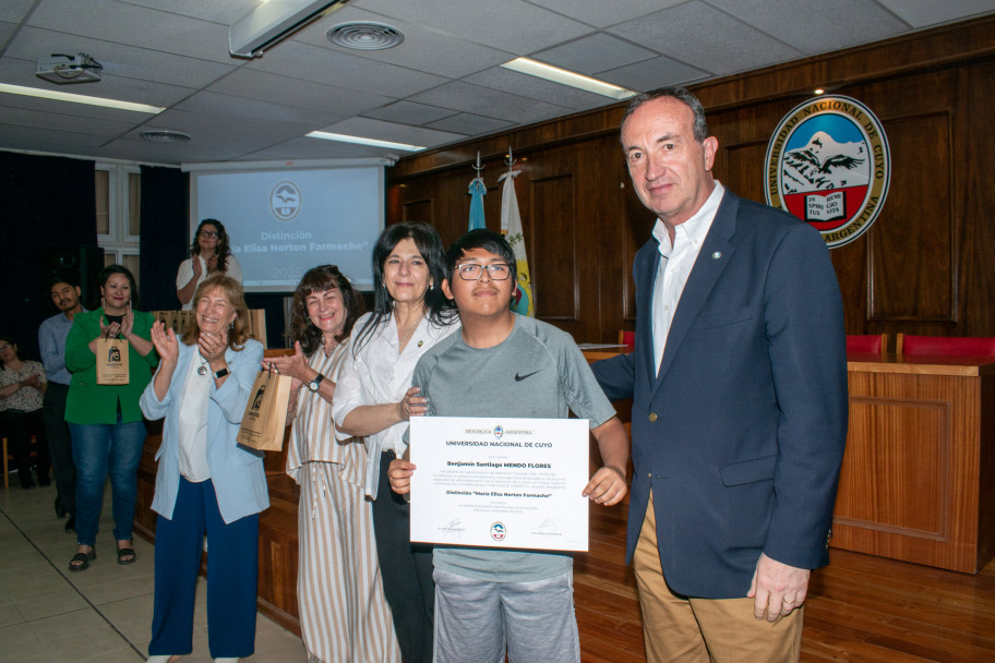 imagen Estudiantes y graduados de la UNCUYO recibieron la distinción Farmache