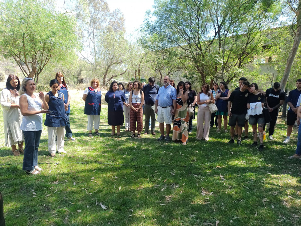 imagen Plantaron árboles en conmemoración de estudiantes que pasaron por nuestra escuela.