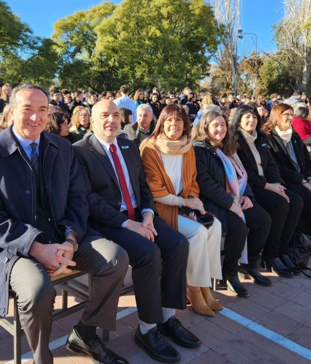 imagen Autoridades y abanderadas de la escuela presentes en el acto central realizado en el Martín Zapata