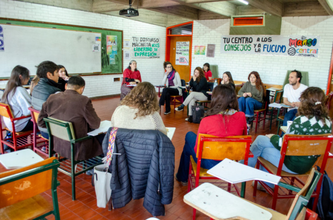 imagen Sociología  de la Facultad de Ciencias Políticas y Sociales de la UNCUYO continúa participando en secundarias por el despertar de las vocaciones científicas. 