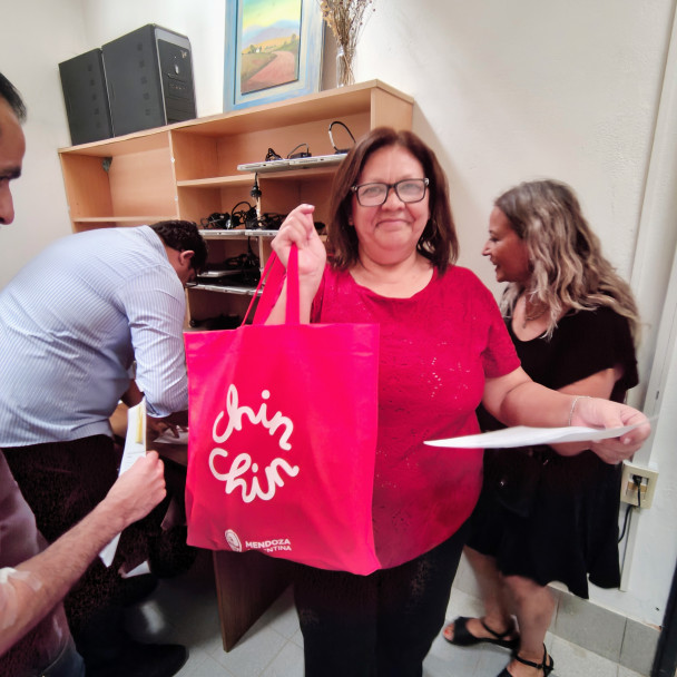 imagen Las bibliotecas de la UNCUYO suman 70 notebooks donadas por PwC Argentina. La biblioteca del DAD recibió dos.