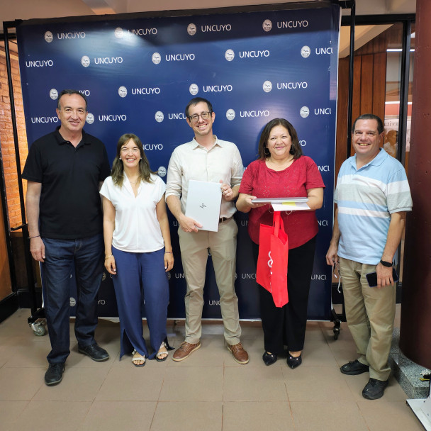 imagen Las bibliotecas de la UNCUYO suman 70 notebooks donadas por PwC Argentina. La biblioteca del DAD recibió dos.