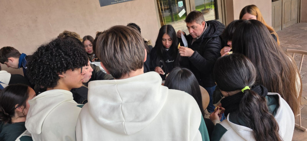 imagen Aprender Ecología y Biodiversidad con los pies en la Tierra" : Estudiantes de 5to Año visitaron la Olívicola Laur y Bodega Familia Cecchin