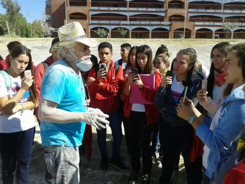 imagen Visita al I Simposio Internacional de Escultura en Piedra en la Facultad de Artes y Diseño. Imágenes