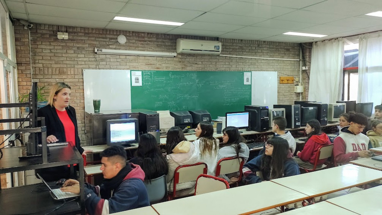 imagen Estudiantes que participan del Programa sobre Educación Financiera fueron capacitados en la escuela y tienen habilitadas sus cuentas con sus tarjetas de débito