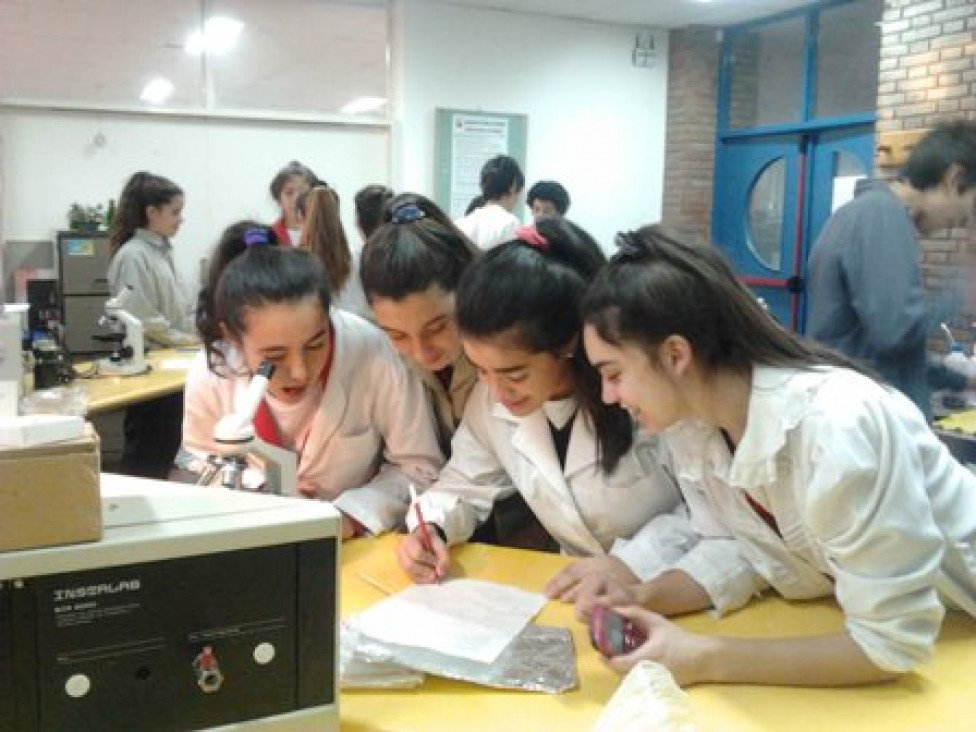 imagen Trabajando en el laboratorio de ciencias. Fotos.