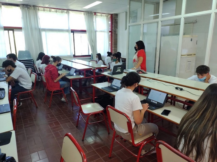 imagen Se llevó a cabo en la sala de informática el examen nivelatorio de inglés utilizando las Aulas Virtuales